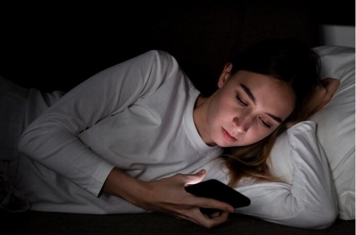 Некоторые из нас могут часами листать ленту перед сном. Знакомо? © Freepik / Freepik