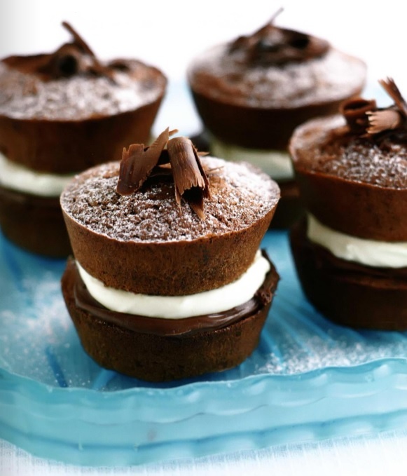 На десертную порцию достаточно 1 штуки такого небольшого ароматно пахнущего пирожного, приготовленного по рецепту ниже