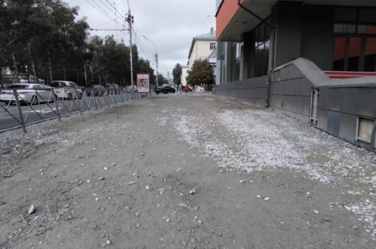    Тротуарную плитку на Красном проспекте в Новосибирске меняют на асфальт