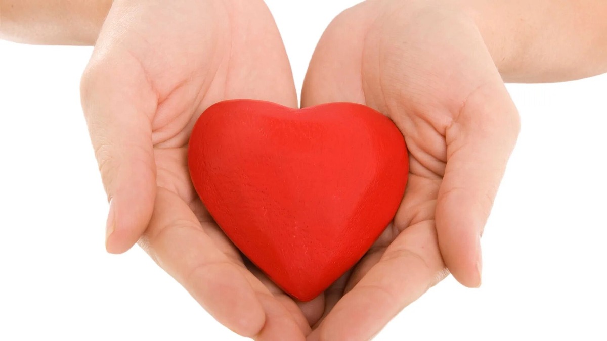 Признайтесь, иногда мы забываем о силе небольших жестов. Не стоит думать, что только грандиозные подарки могут порадовать любимую! Просто иногда стоит оставить записку с признанием или сделать что-то, что заставит её улыбнуться. Например, приходя с работы, можно захватить её любимый шоколад или цветы. Даже простая чашка кофе, приготовленная по утрам, может давать понять, как вы её цените.