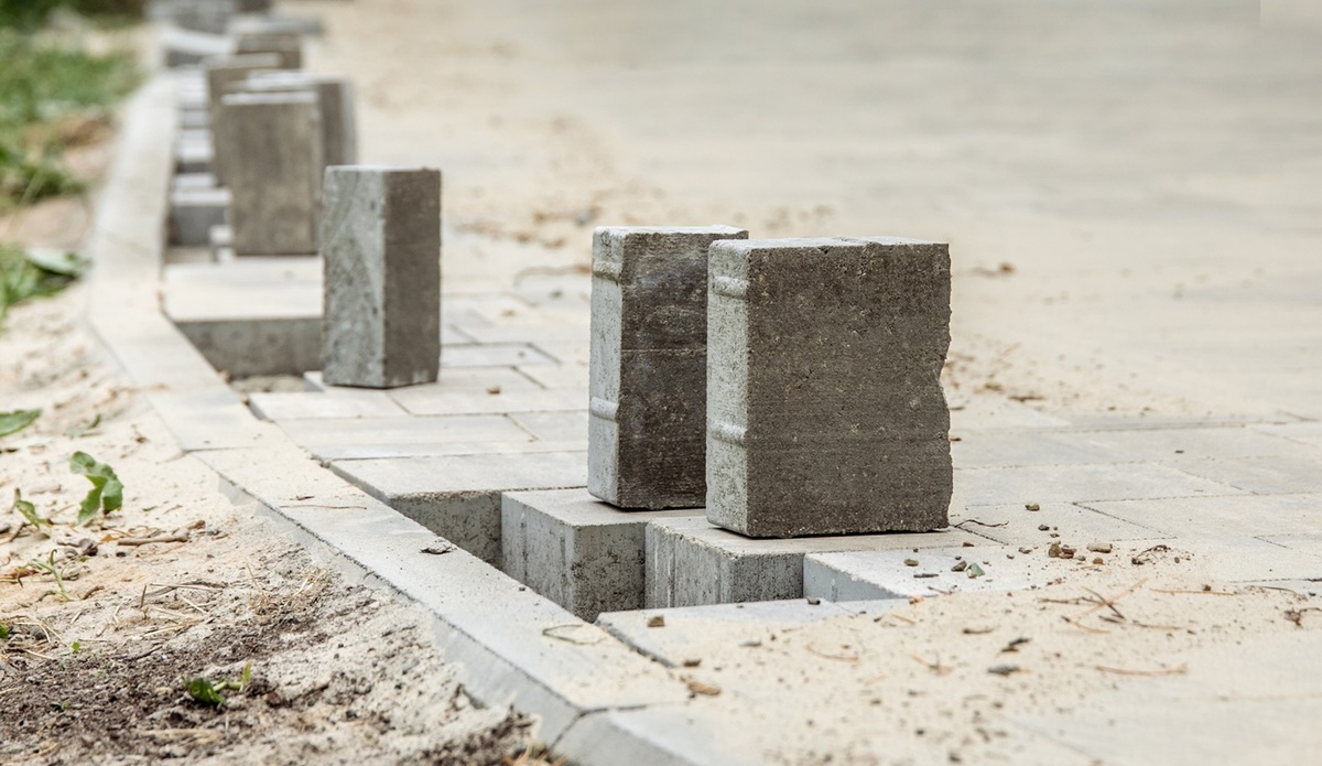    В Сургуте приступили к ремонту тротуаров