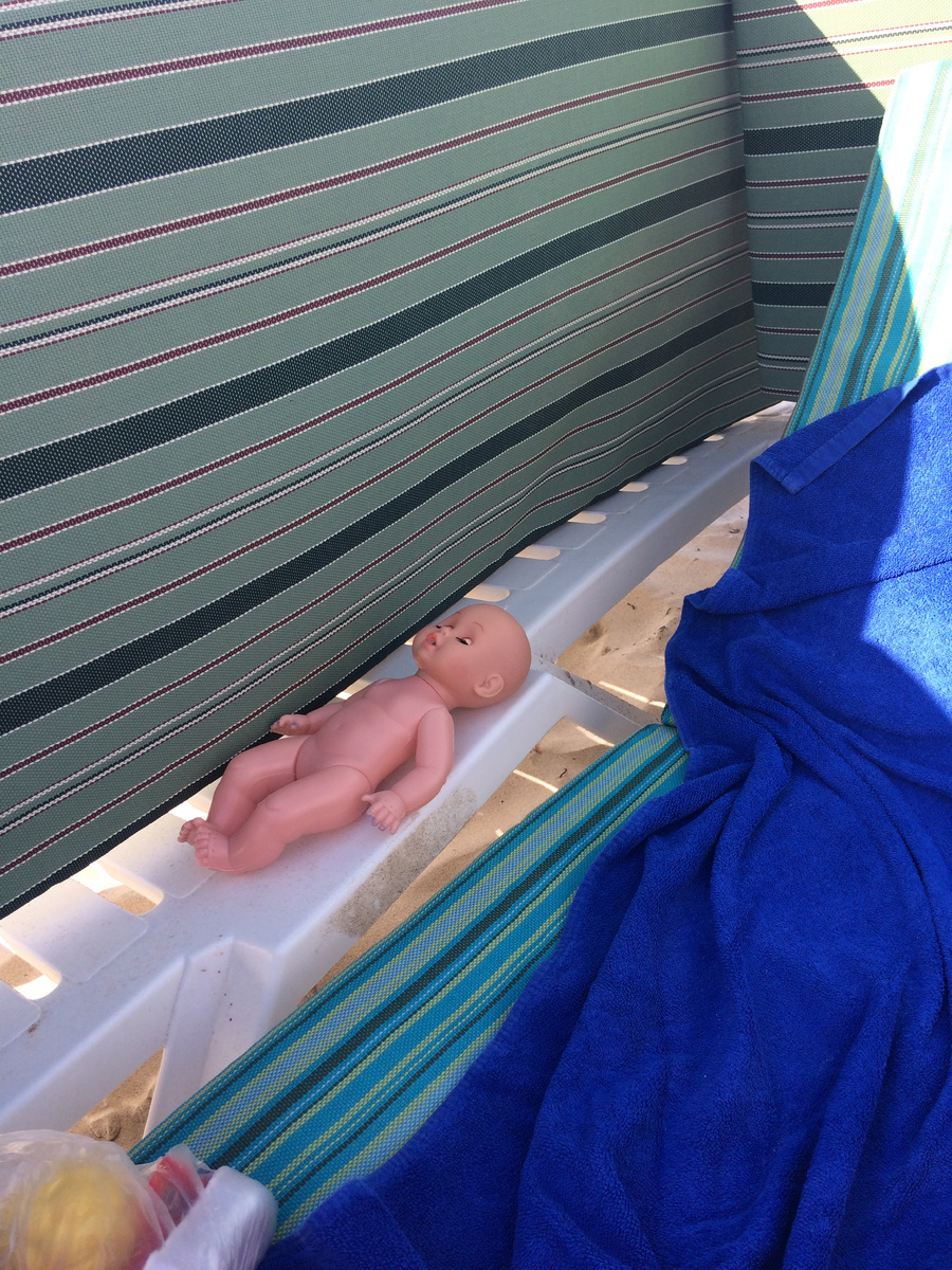 Вот так мы прятались от ветра и загорали