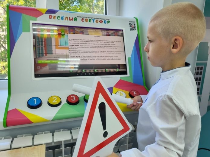 Третьеклассник Петя Чекмарёв изучает правила дорожного движения