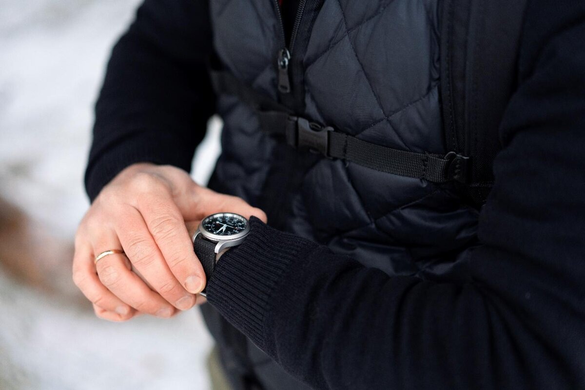 Через сколько выветривается?Через сколько выветривается? Определить точное время, через которое алкоголь полностью выветривается из организма, достаточно сложно. Это зависит от множества факторов, включая количество выпитых напитков, вес и пол человека, а также состояние здоровья.

Принято, что для взрослого человека требуется около одного часа на выведение одной стандартной порции алкоголя (около 14 граммов). Однако это лишь приближенная оценка и способна различаться в индивидуальных случаях.

Существуют различные методы определения количества алкоголя в крови. К примеру, использование дыхательного тестера. На рынке сейчас большой выбор алкотестеров, но не стоит покупать самый дешевый – его показания часто бывают ошибочными.

Исключительно надежным способом убедиться, что алкоголь выветрился из организма перед тем, как садиться за руль, является полное отсутствие признаков опьянения: ясный ум, хорошая координация движений и отсутствие видимых физических симптомов. Но важно помнить, что даже если вы чувствуете себя трезвым, некоторые функции могут быть все еще нарушены.