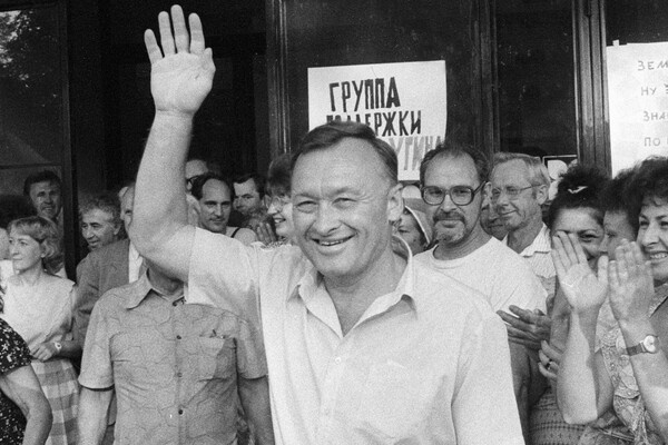    Олег Калугин приветствует избирателей, 1 августа 1990 год / Ольга Кропова/РИА Новости