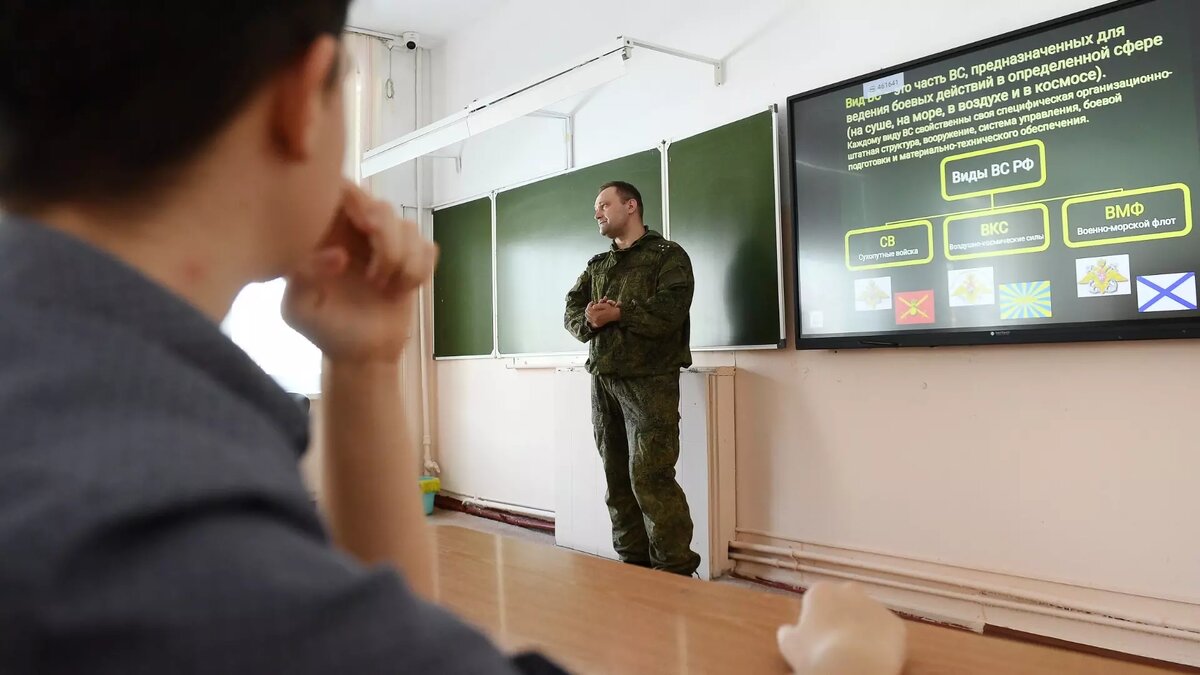 С 2024 года в школах появились новые предметы — ОДНКНР, ОБЗР и «Семьеведение». Автор: Николай Михальченко Источник: ТАСС