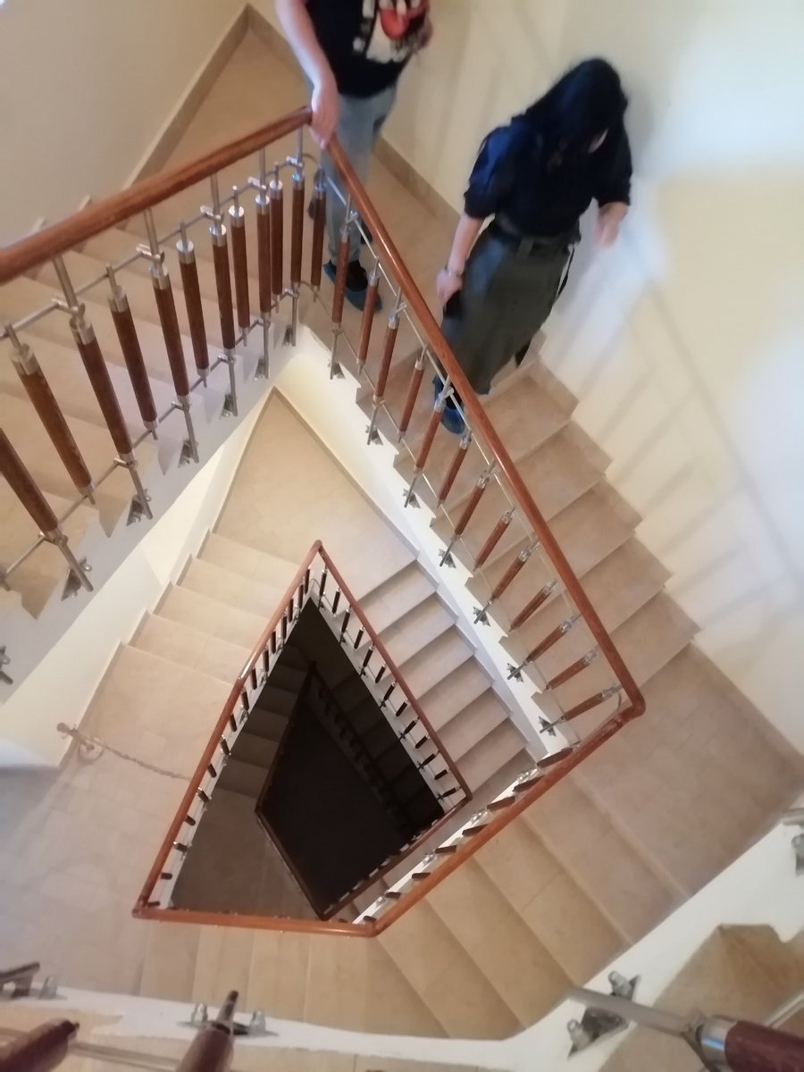 Захотелось вниз заглянуть (листайте по стрелке – всего 2 фотографии)