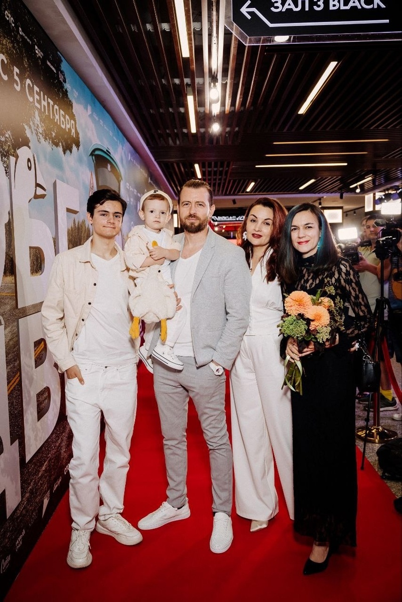 Семья Перепеченко и сценарист фильма "Обе две" Людмила Ковалёва на премьере картины в кинотеатре "Октябрь" (Москва). 29 августа 2024 г.