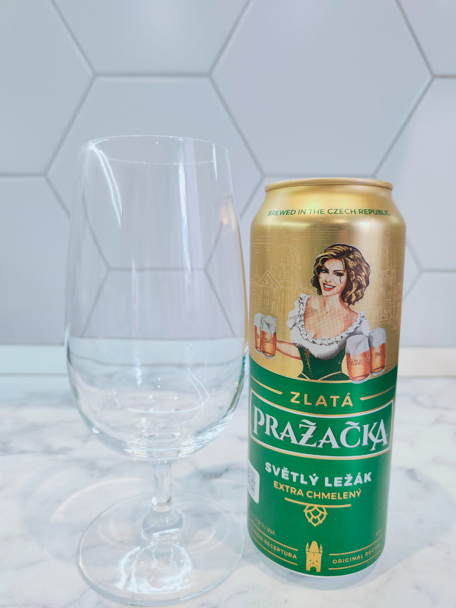 Пиво "Zlatá Pražačka Světlý Ležák" (Злата Пражечка Светлый Лагер) из Чехии