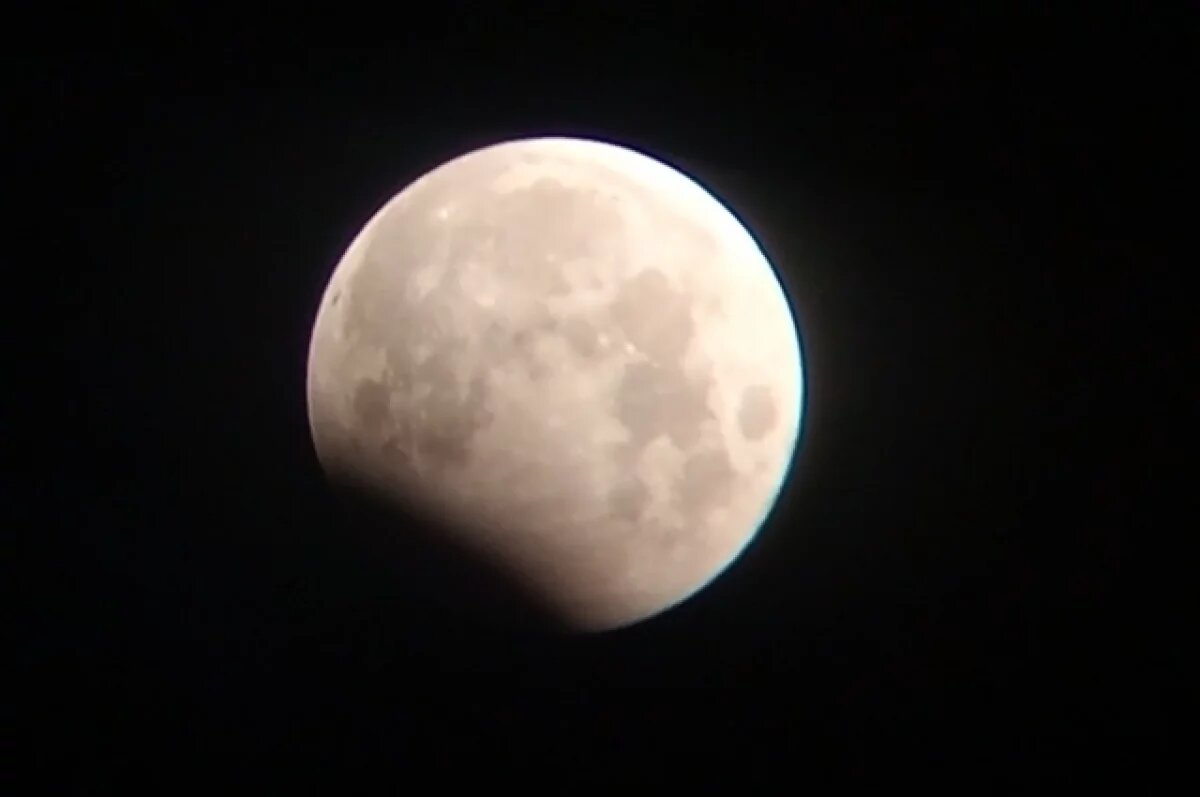    Затмение Луны и комета.