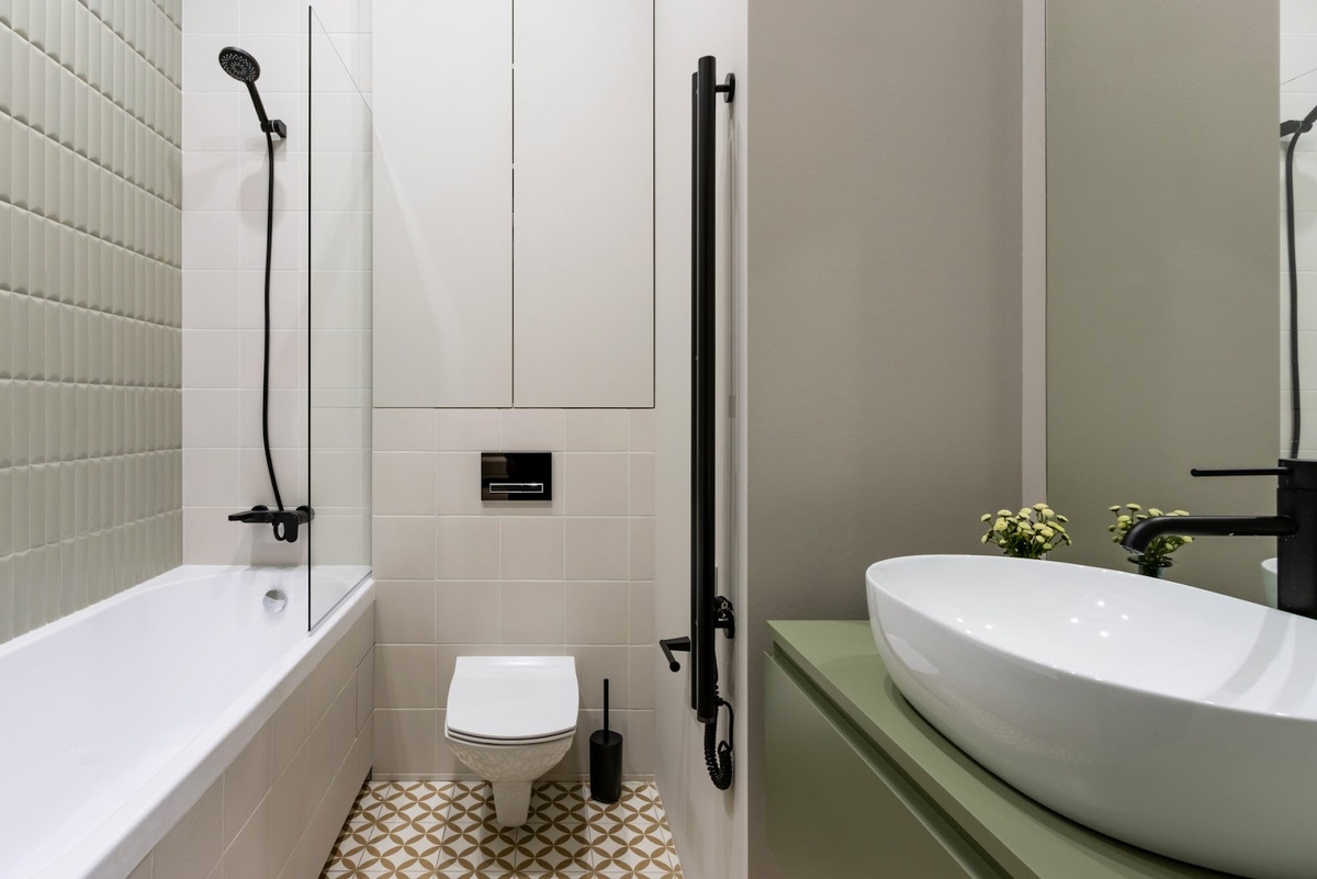 На фото: интерьер туалетной комнаты в квартире 50,8 кв.м, ЖК «Притяжение». Дизайнеры: Александра Паньшина и Елена Жижикина, бюро Holly Design; фотограф: Кристина Плеер