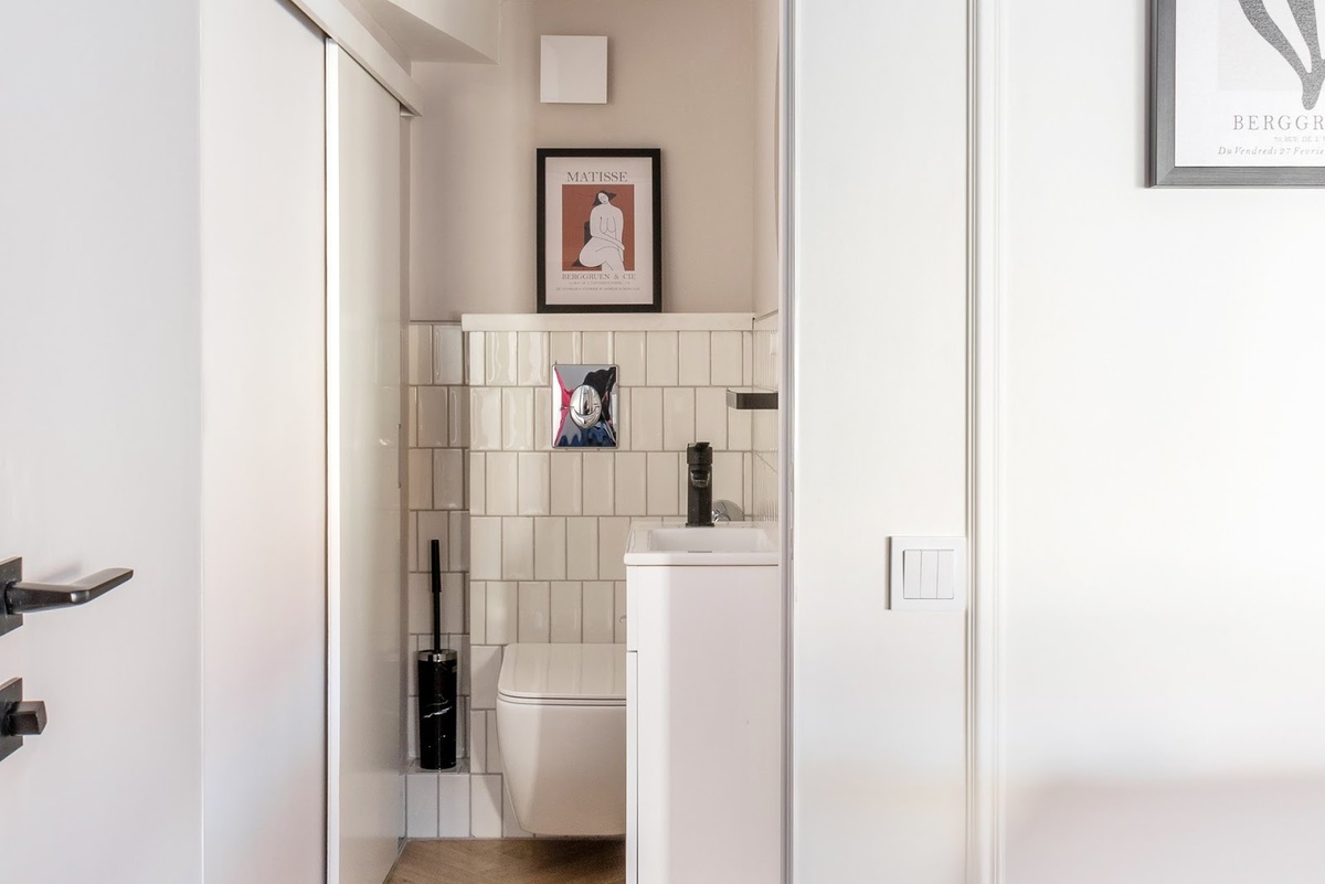 На фото: дизайн туалета в таунхаусе 62 кв.м в г. Караганде. Дизайнер: Наталья Ратке; фотограф: Марина Коркут