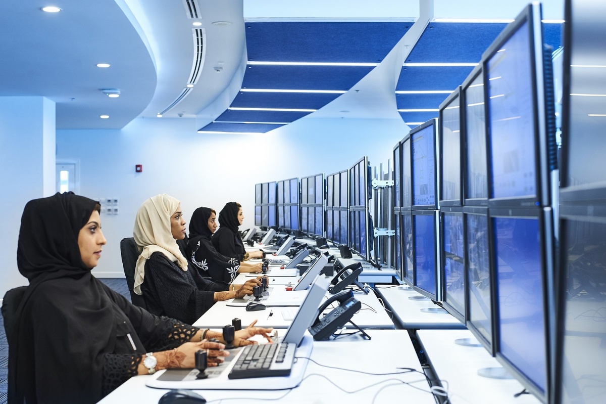 https://content.presspage.com/uploads/2451/1920_emiratifemalecraneoperatorsatjebelali.jpg?10000