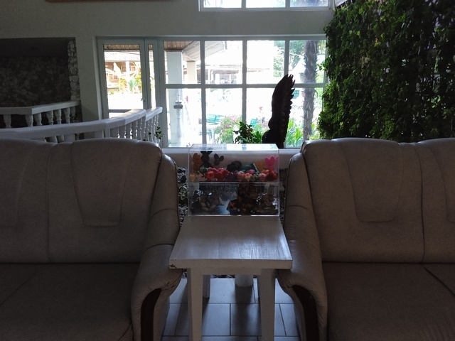 Минивитрина с ручной работой. Тут и вязанные и другие сувениры. 