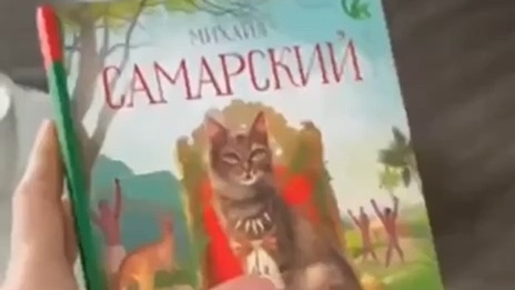 Кот кушает. Не стучите у кошки есть ключи. Кот обедает. Добрые статусы в картинках. Рыжий кот обедает.