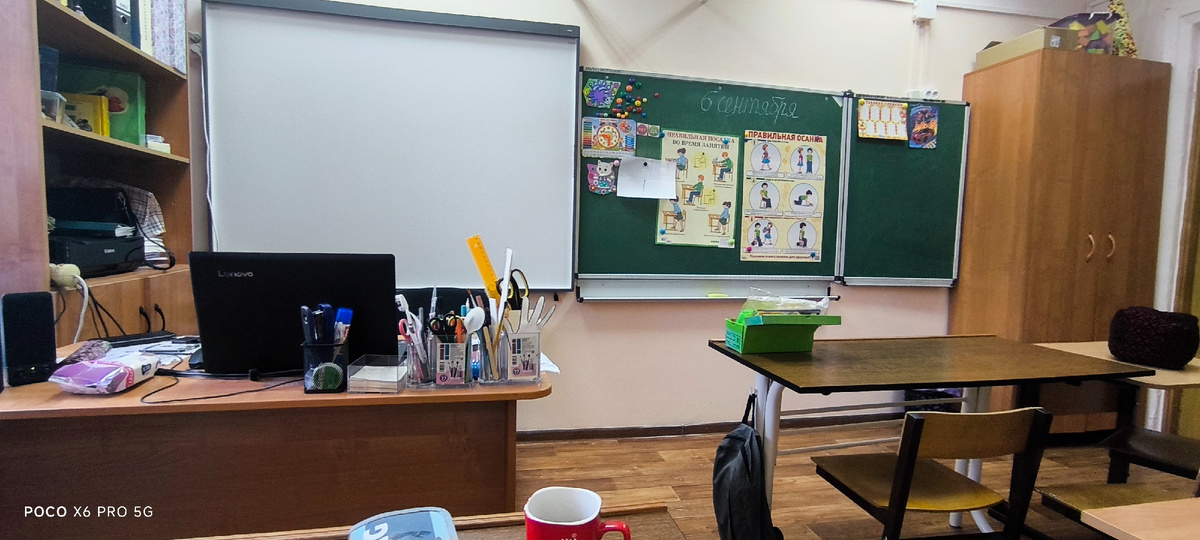 Тифлокомментарий. Класс, в котором учится Гоша. На стене интерактивная доска, обычная доска. Рядом шкафы. Учительской стол, несколько парт