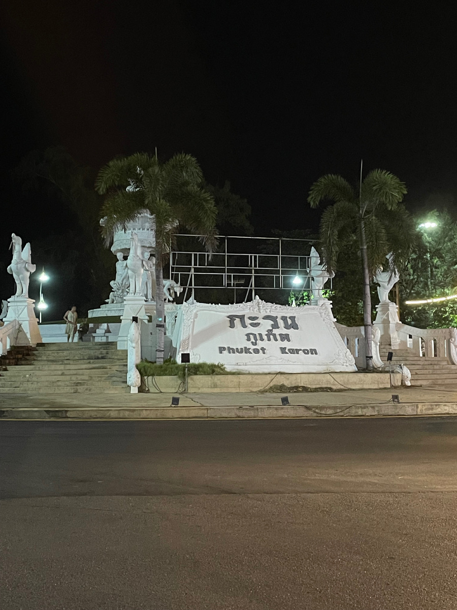 Не удалось подойти поближе к монументу, потому что перебегать дорогу в оживленный трафик в Тайланде не самая лучшая затея