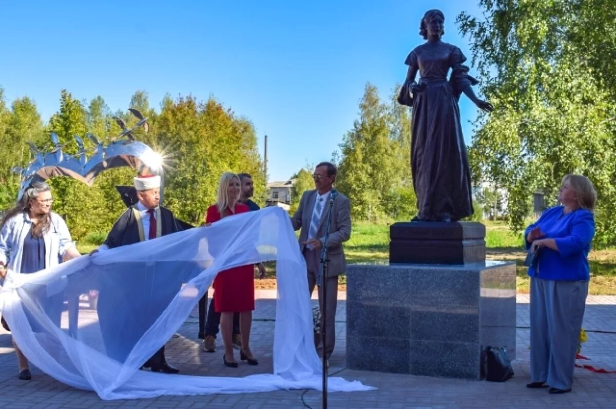    В Оленино открыли памятник основательнице города