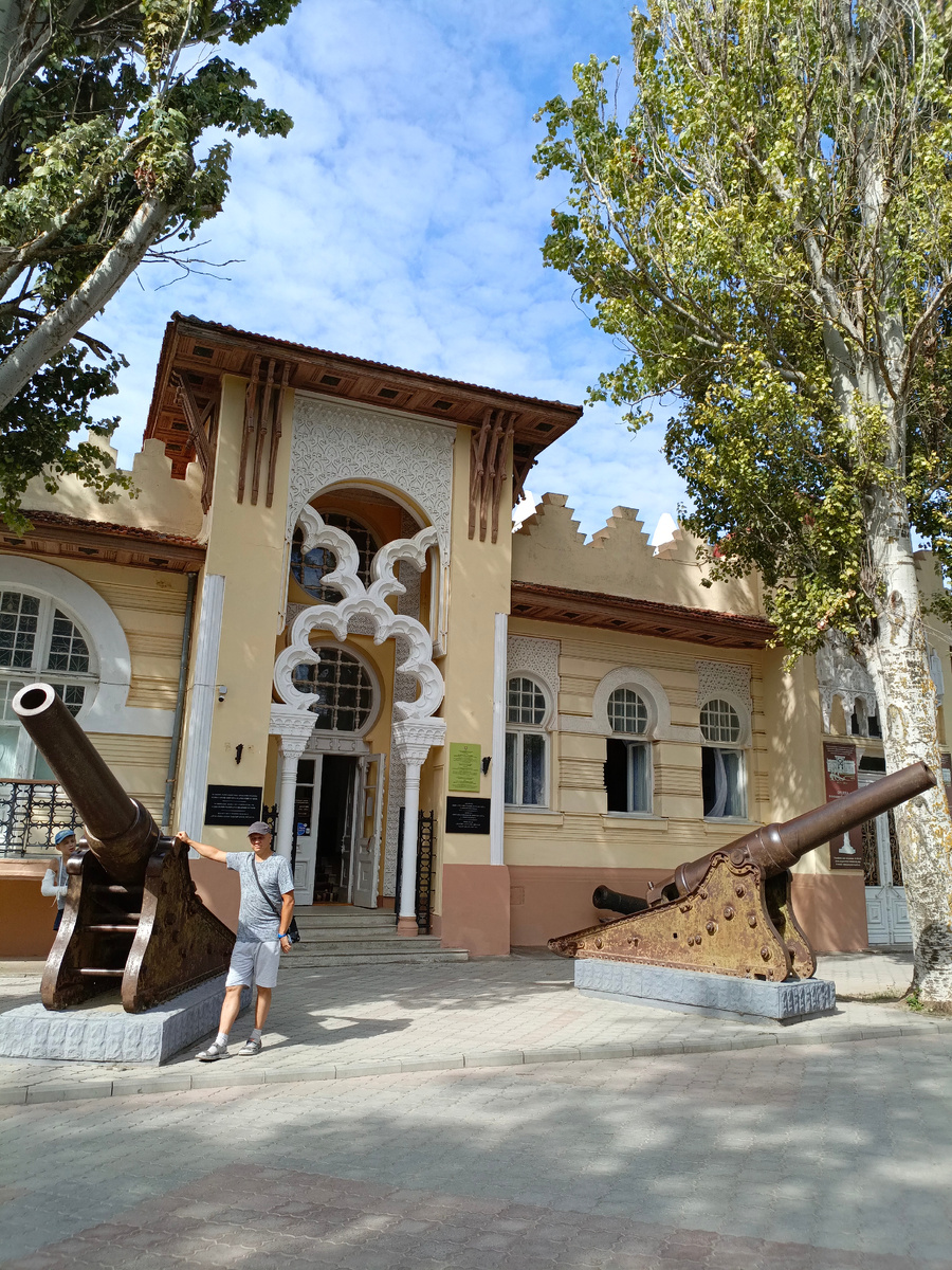 Вход в краеведческий музей Евпатории