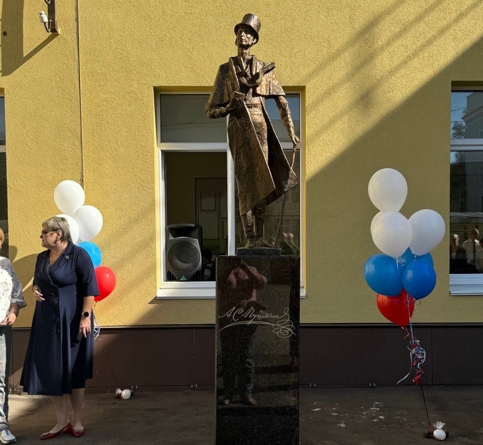    Поэт запечатлен в момент прогулки в пальто и цилиндре с развевающемся шарфом