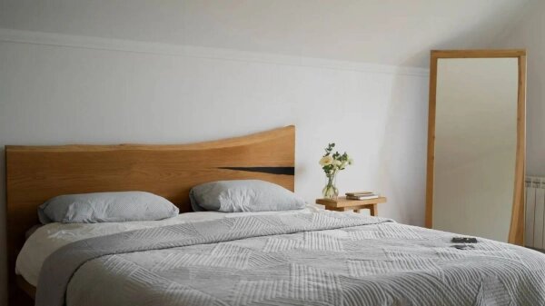 Как нельзя ставить кровать в комнате: правила фэншуй. Фото © Freepik