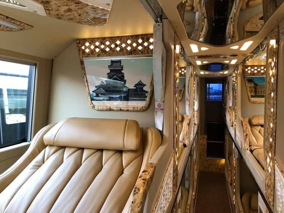 Примерно так выглядят sleep bus. Только конечно погрязнее, но зато со шторкой. Едешь лежа и спишь. Часто в автобусе есть туалет, но лучше пв описании