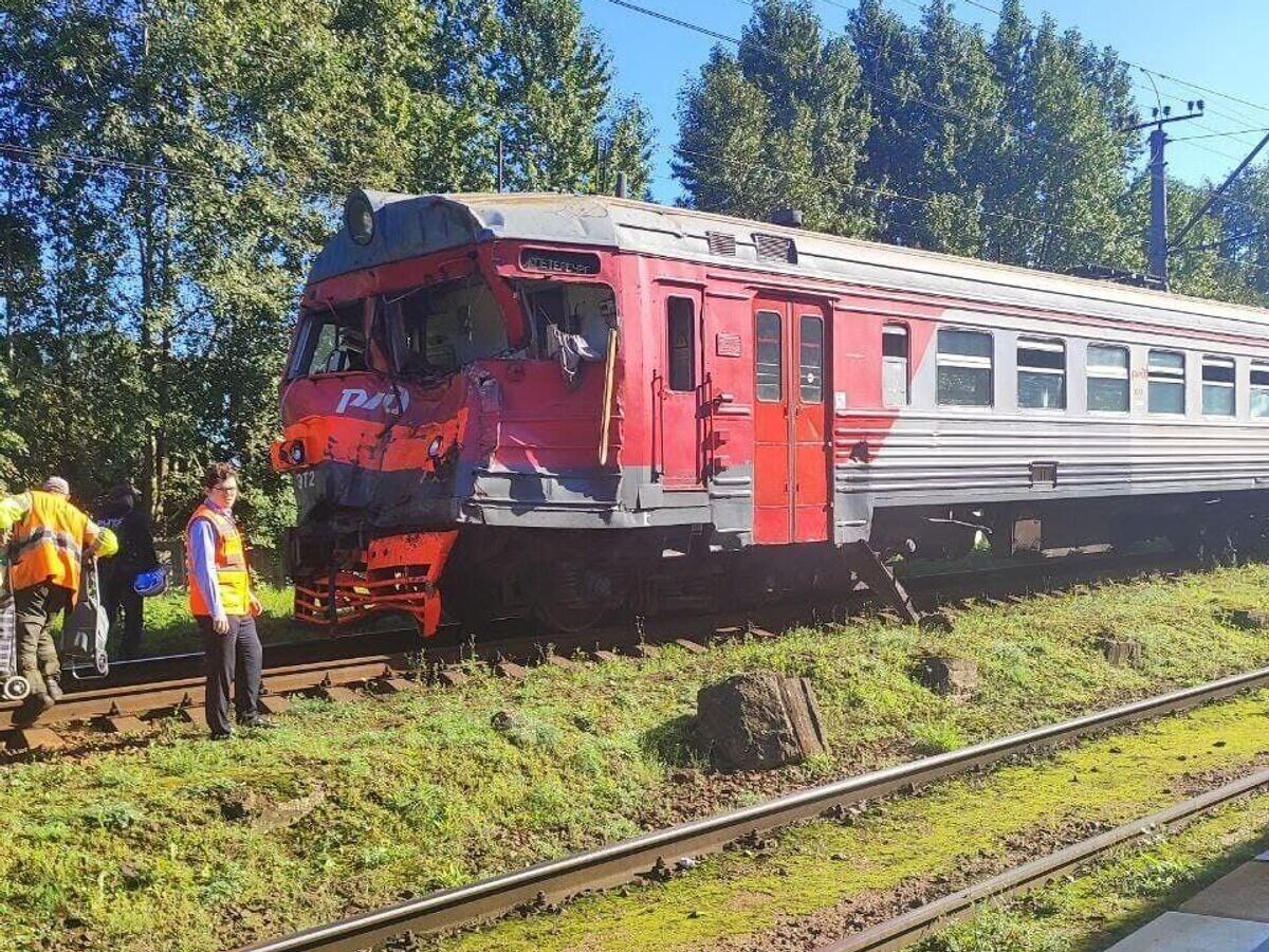    На месте ДТП с участием электрички и грузового автомобиля в Санкт-Петербурге© Фото : соцсети