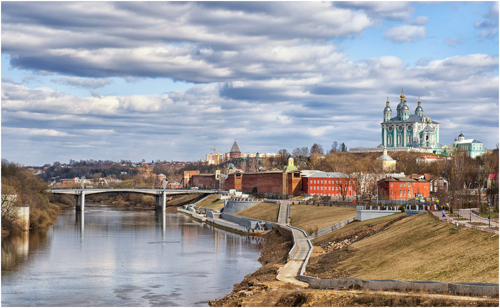 Храм Успения Божией Матери доминирующий над историческим Смоленском
