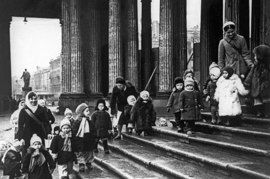Ребята из детских яслей № 237 на прогулке. 22 октября 1941 г. Фото: vk.com/blokadnydnevnik. Автор: Василий Федосеев.