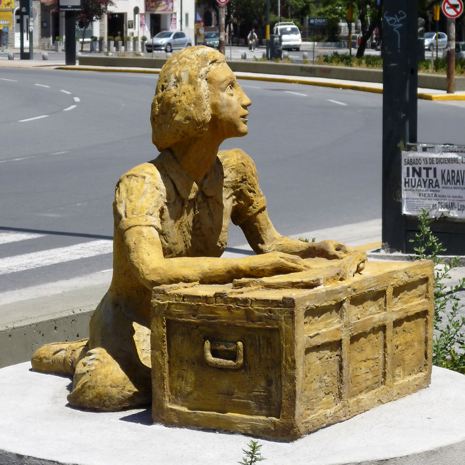 Скульптура, посвященная девочке Анне Франк в аргентинском городе Кордоба. Фото из открытых источников. 