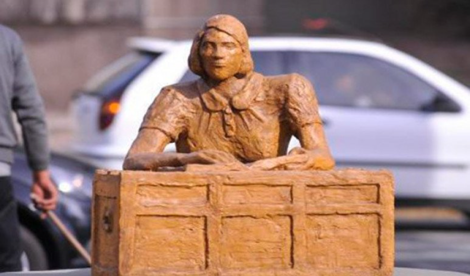 Анна Франк и её "вторая" голова, вызвавшая такое народное возмущение. Фото из открытых источников. 