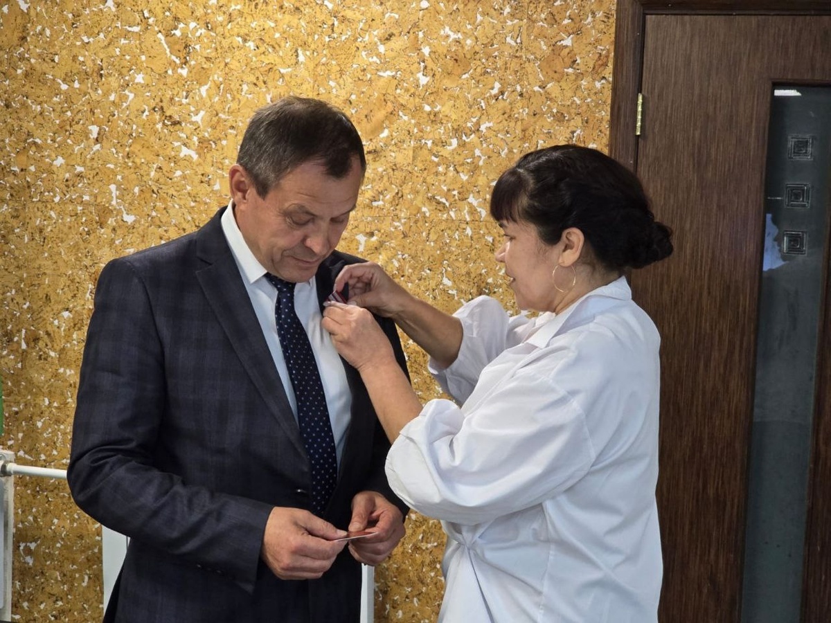    Главе Октябрьского района Сергею Заплатину вручили медаль «Волонтеру России»