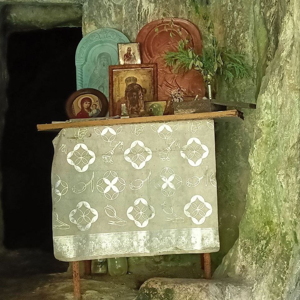 Вход в пещеру выглядит так. 