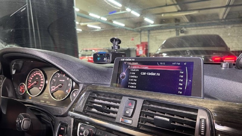 Как же классно смотрится Silverstone F1 Doppler PRO Wi-Fi в автомобиле BMW 3 серии.