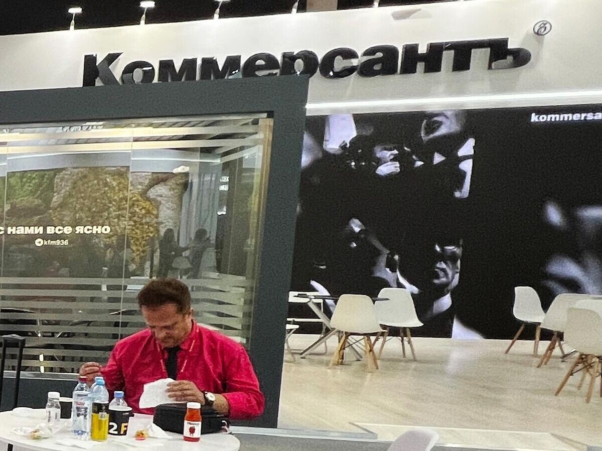    Стенд "Коммерсанта"© РИА Новости / Наталья Селиверстова