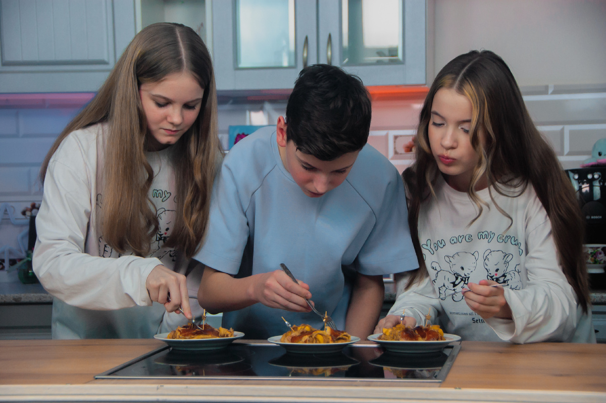 Наше жюри пробует штрудель на съемке выпуска