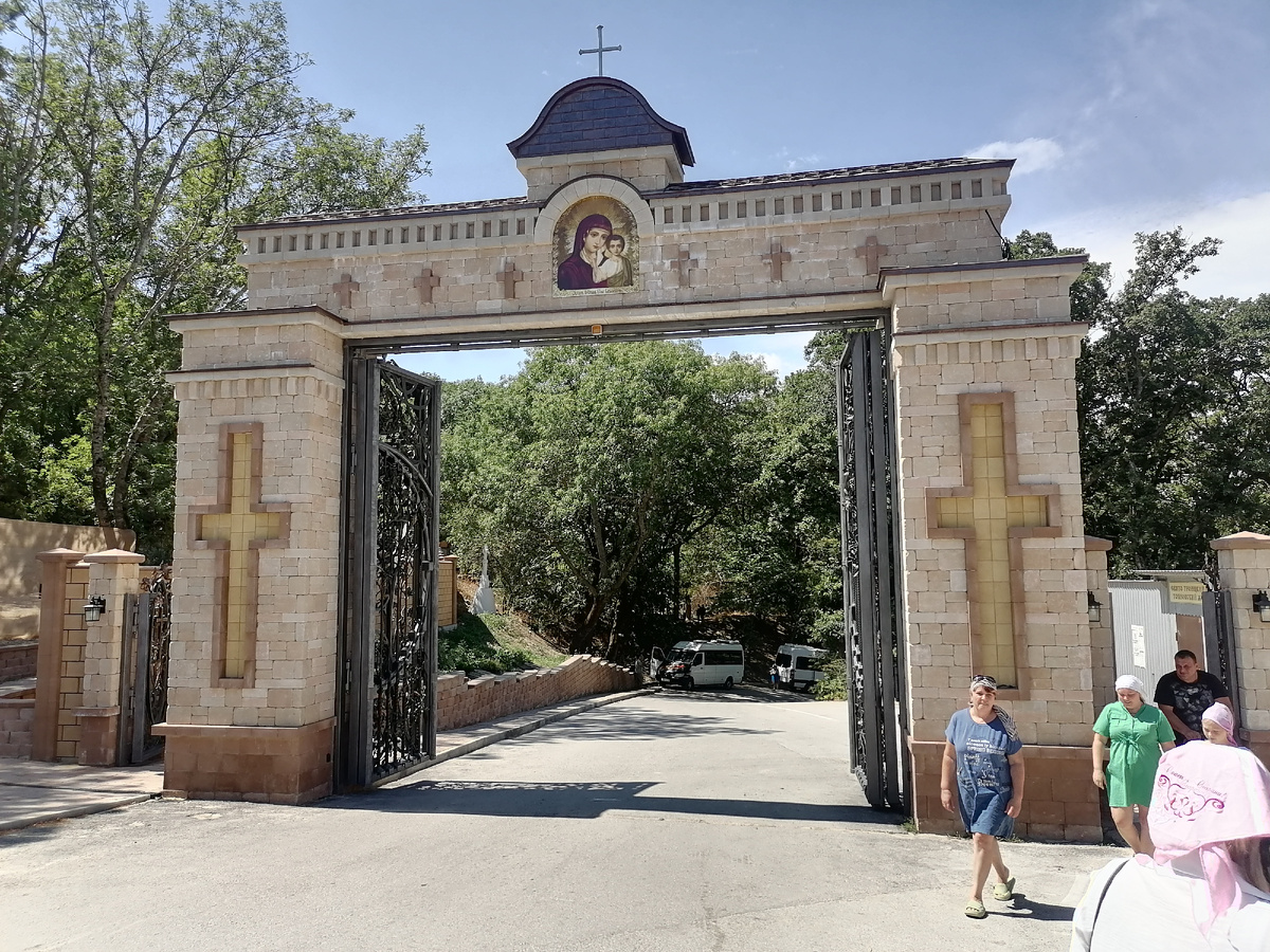 Въездные ворота монастыря.