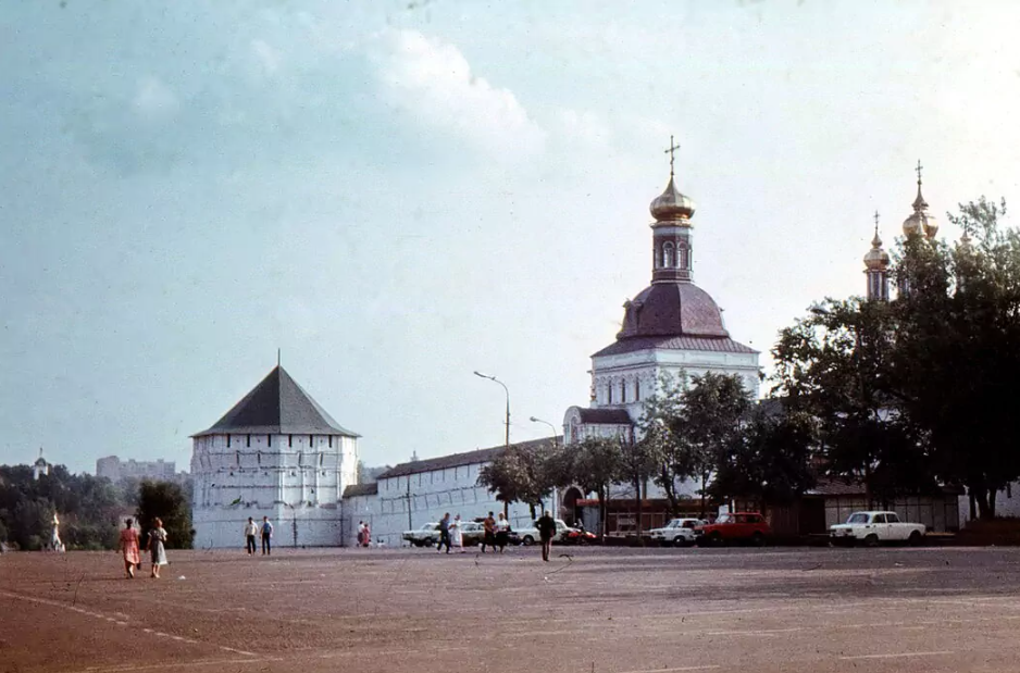 Красногорская площадь в середине 80-х годов. Лето, время ближе к вечеру - туристические автобусы уже разъехались