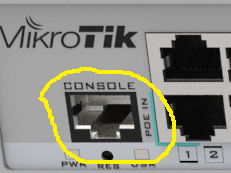 Или другой аналогичный порт с надписью CONSOLE