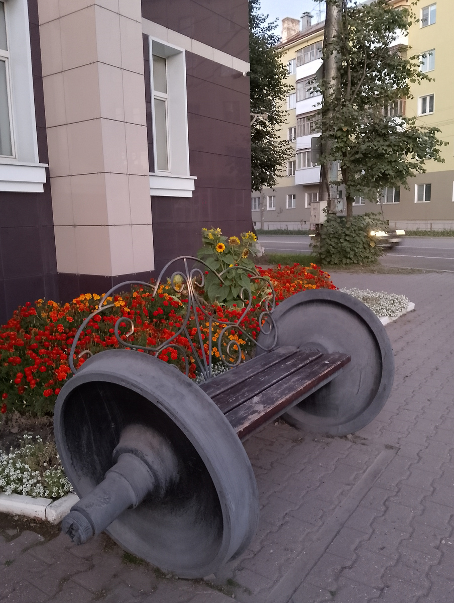 Оригинальная скамья у Управления ЖД на фоне клумбы как иллюстрация ярких и тягостных событий, фото автора