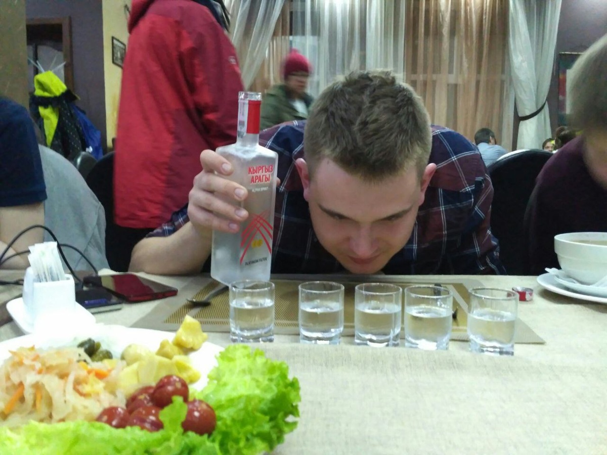 А здесь я занимаюсь, тем, что умею и люблю делать - бухать, наливать другим, гордиться тем, что умею интуитивно наливать одинаково. 