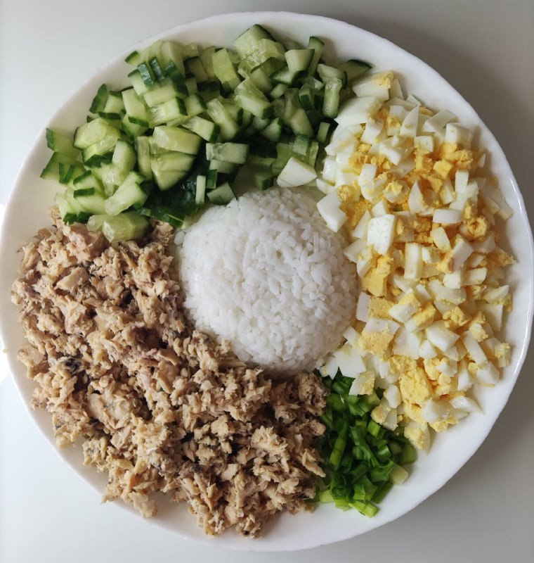 Салат из консервированной рыбы с рисом