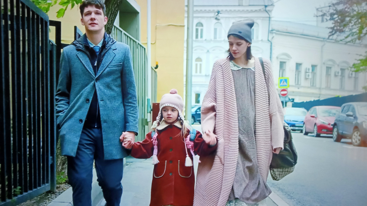 Первый день папа и мама отводят дочку в сад. 