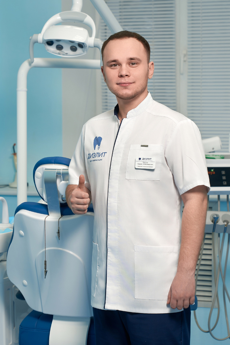 На фотографии стоматолог-гигиенист Петухов Семен Александрович