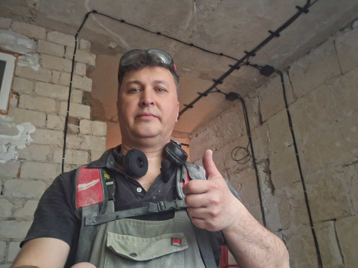 Это я сделал электропроводку в кухне за два дня и заработал 30000 рублей