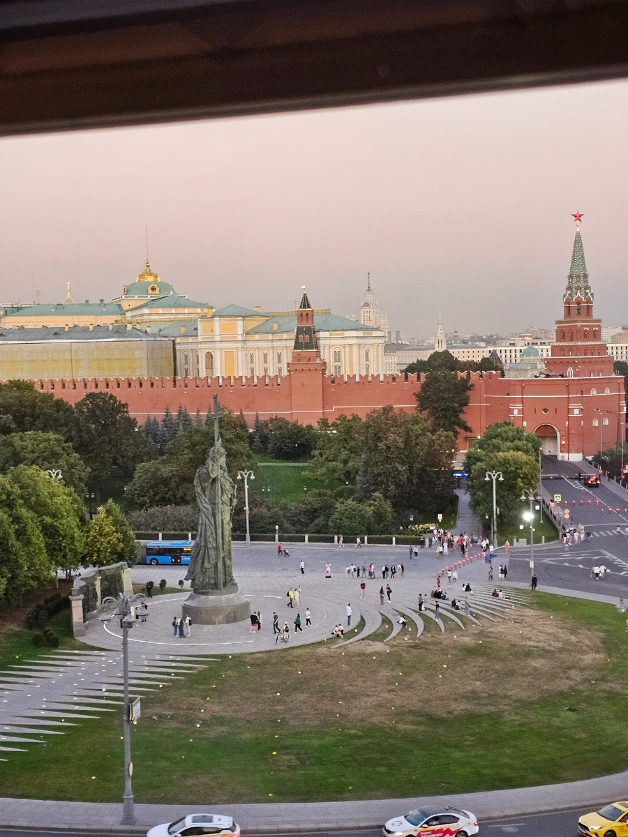 Вид из окон Дома Пашкова (Фото автора Л. Баевой)