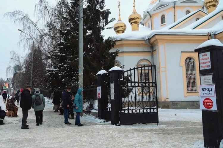 Пенсионерка просила милостыню у храма. Фото: Скриншот из видео 