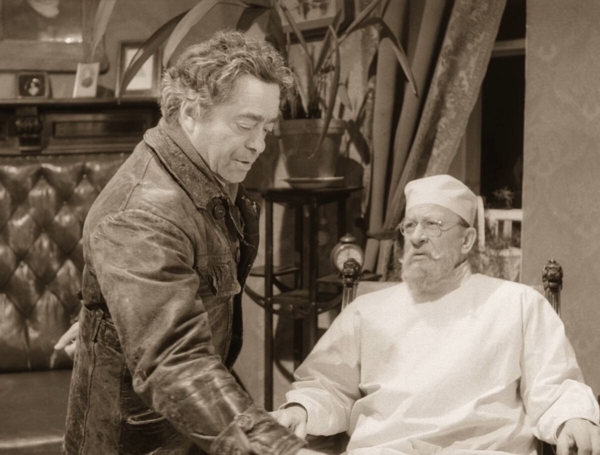 — Стоял вопрос об уплотнении квартир дома... — Кто на ком стоял? 