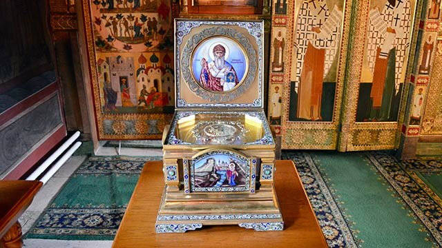 В Покровском храме Данилова монастыря в Москве находятся икона и башмачок, который в течение года был на ноге святителя. Источник: https://msdm.ru/svyatyni_monastyrya/svyatitel_spiridon_trimifuntskiy