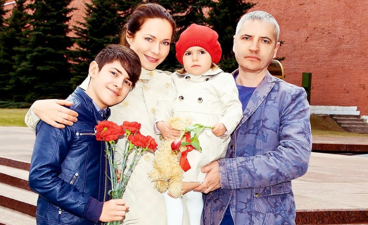 на фото Екатерина Гусева, Владимир Абашкин и их дети 